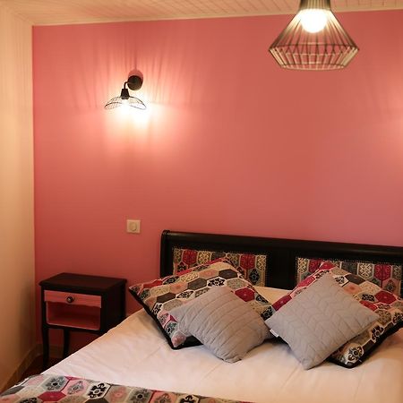 Les Pins Restaurant Et Chambre D'Hotes Sillans-la Cascade Dış mekan fotoğraf