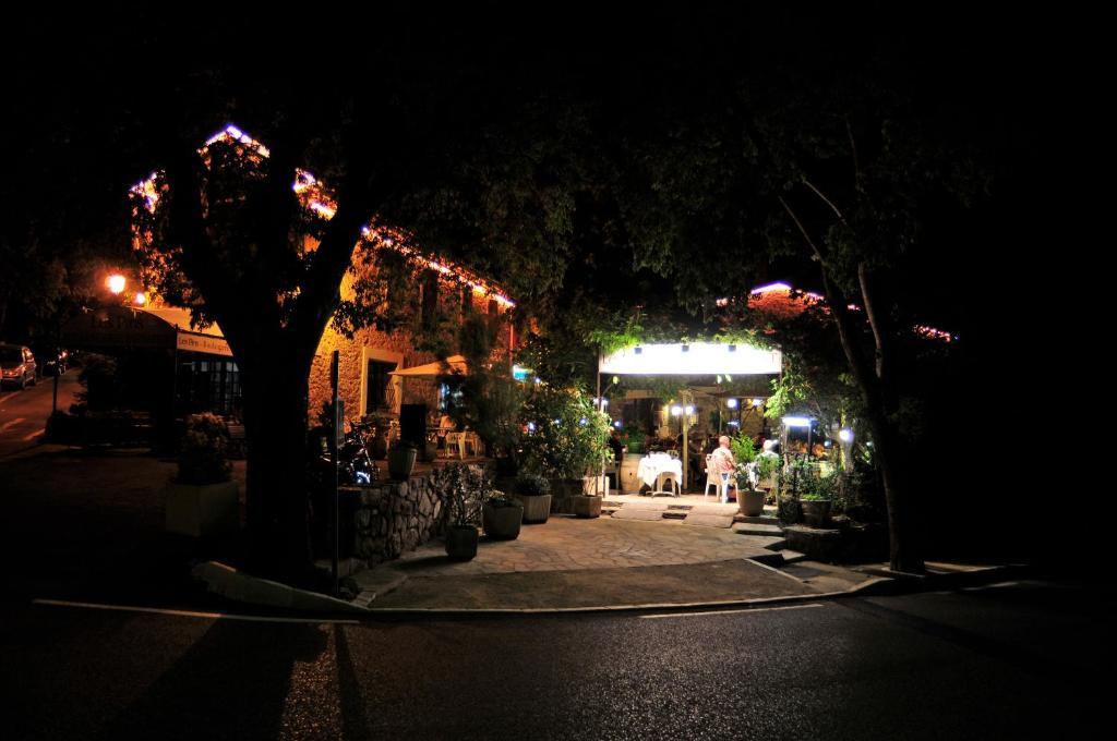Les Pins Restaurant Et Chambre D'Hotes Sillans-la Cascade Dış mekan fotoğraf