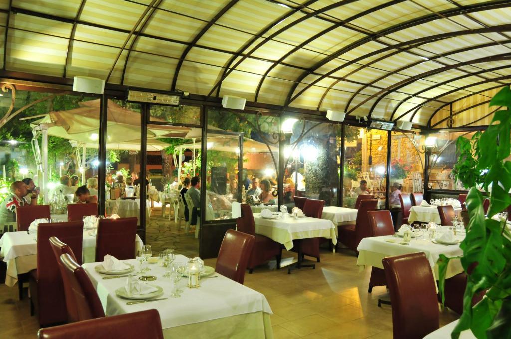 Les Pins Restaurant Et Chambre D'Hotes Sillans-la Cascade Dış mekan fotoğraf