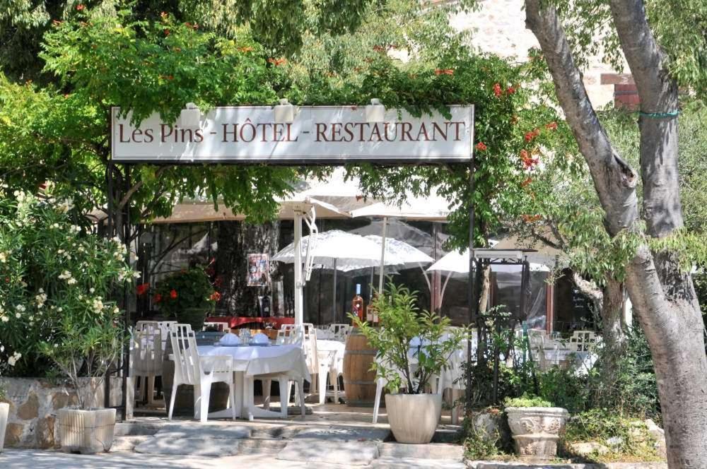 Les Pins Restaurant Et Chambre D'Hotes Sillans-la Cascade Dış mekan fotoğraf