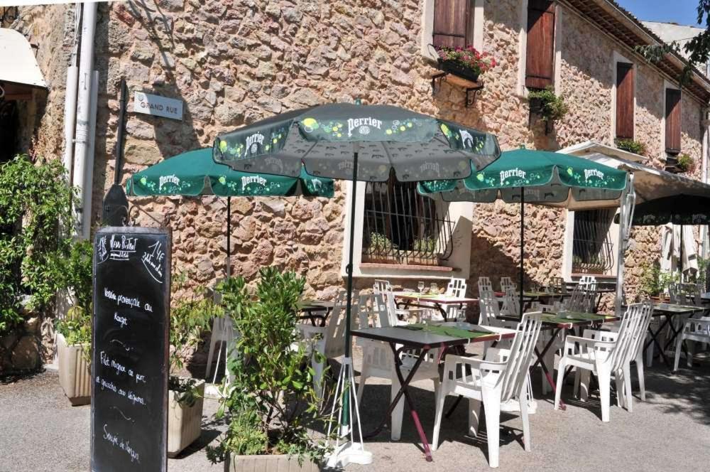 Les Pins Restaurant Et Chambre D'Hotes Sillans-la Cascade Dış mekan fotoğraf